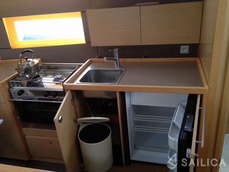 Oceanis 38 - 3 cab. - Yacht Charter Sailica