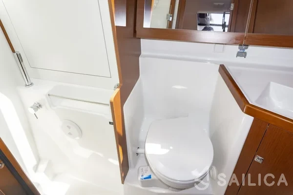 Oceanis 45 - Yacht Charter Sailica
