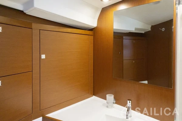 Oceanis 45 - Yacht Charter Sailica