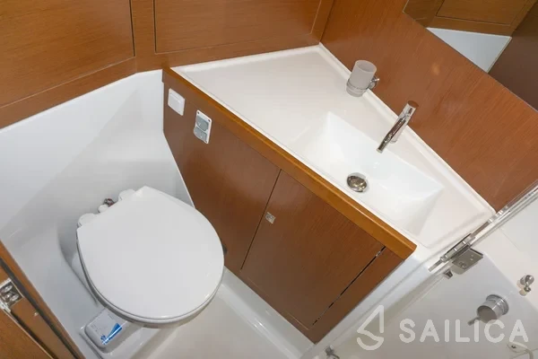 Oceanis 45 - Yacht Charter Sailica