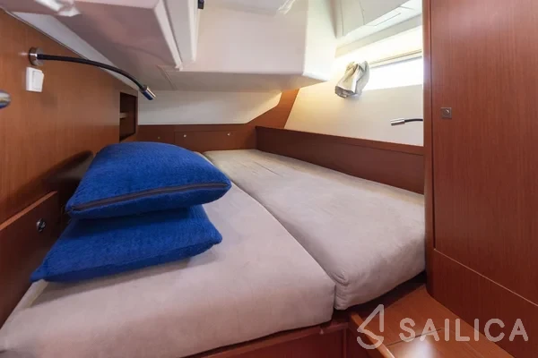 Oceanis 45 - Yacht Charter Sailica