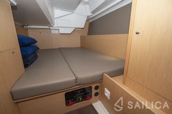 Oceanis 38 - Yacht Charter Sailica