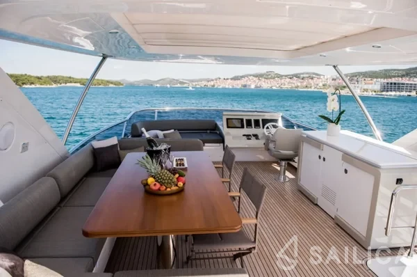 Azimut 72 - Yacht Charter Sailica