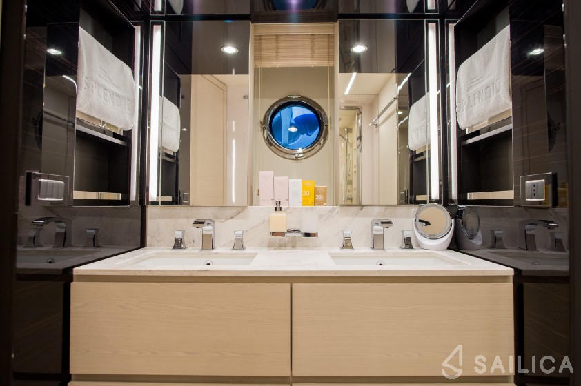 Azimut 72 - Yacht Charter Sailica