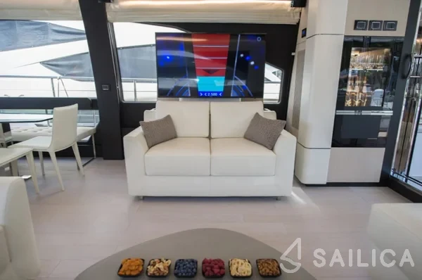 Azimut 72 - Yacht Charter Sailica