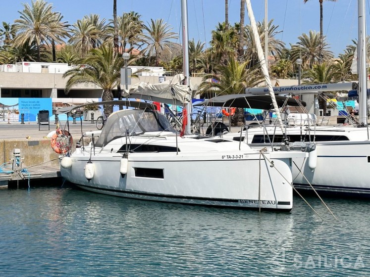 Oceanis 30.1 - Yacht Charter Sailica