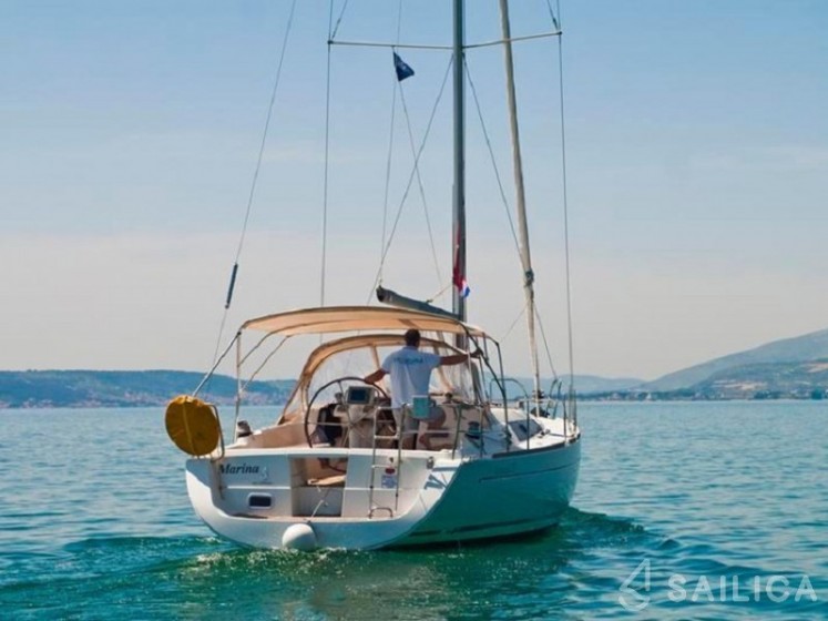 Oceanis 37 - Yacht Charter Sailica