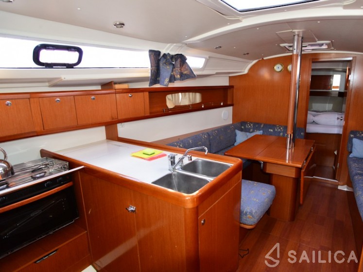 Oceanis 37 - Yacht Charter Sailica