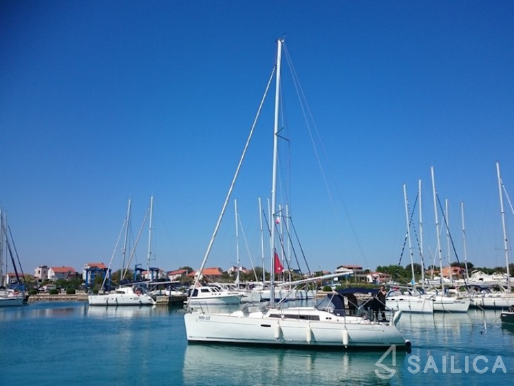 Oceanis 37 - Yacht Charter Sailica