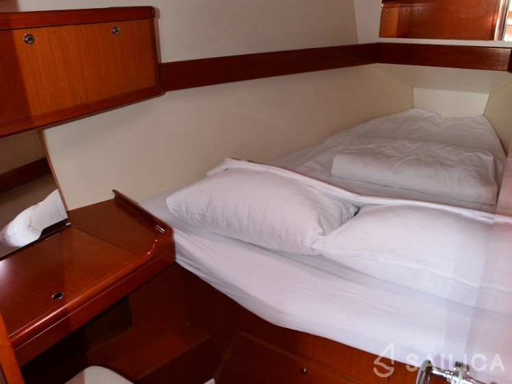 Oceanis 37 - Yacht Charter Sailica