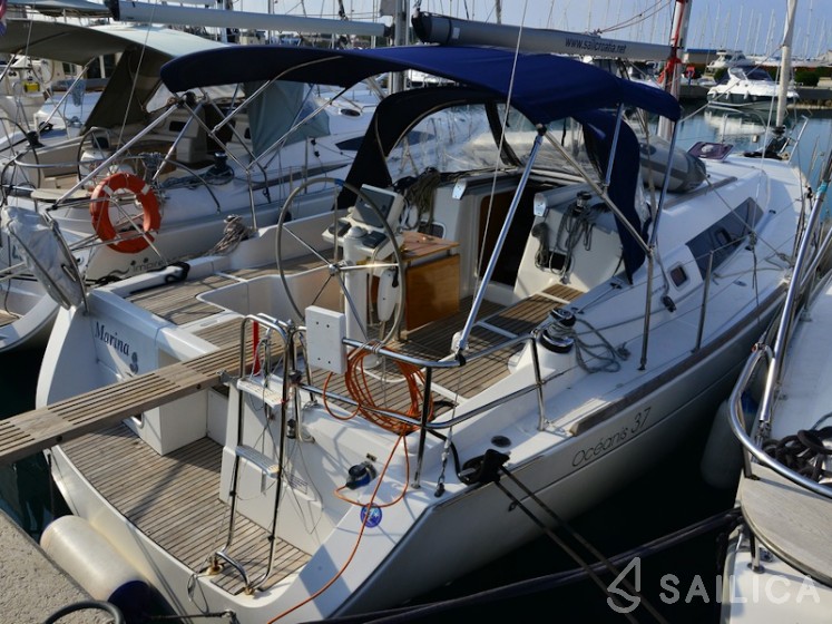 Oceanis 37 - Yacht Charter Sailica