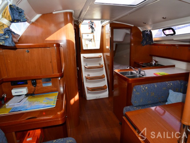 Oceanis 37 - Yacht Charter Sailica