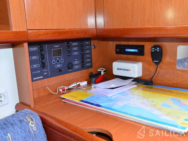 Oceanis 37 - Yacht Charter Sailica