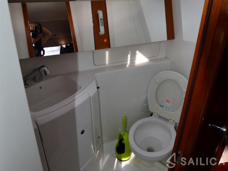 Oceanis 37 - Yacht Charter Sailica
