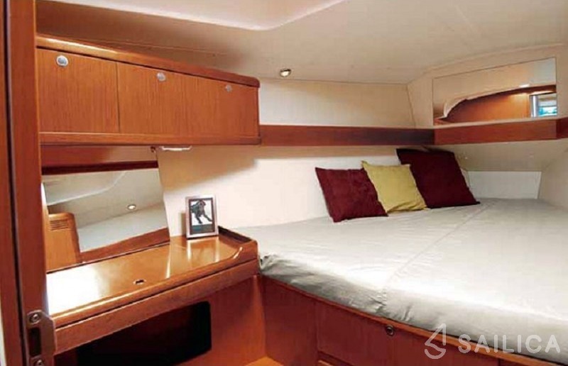 Oceanis 37 - Yacht Charter Sailica