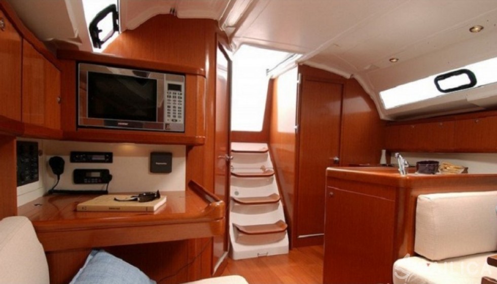 Oceanis 37 - Yacht Charter Sailica