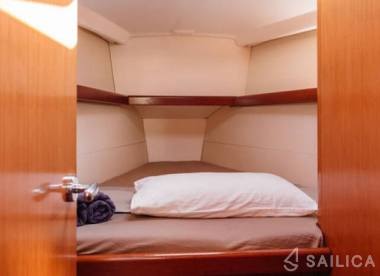 Oceanis 43 - Yacht Charter Sailica