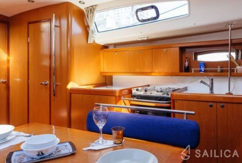 Oceanis 43 - Yacht Charter Sailica