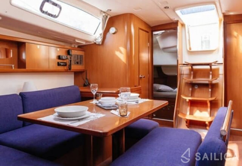 Oceanis 43 - Yacht Charter Sailica