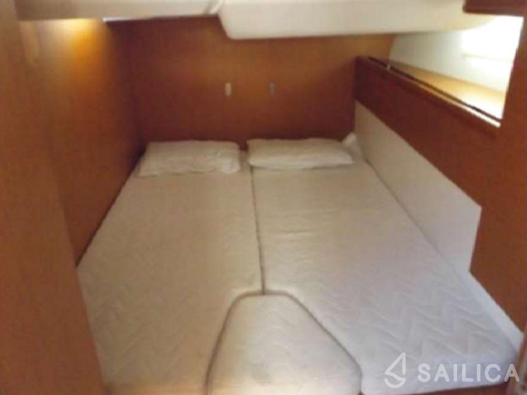 Jeanneau 53 - Yacht Charter Sailica