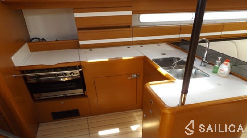 Jeanneau 53 - Yacht Charter Sailica