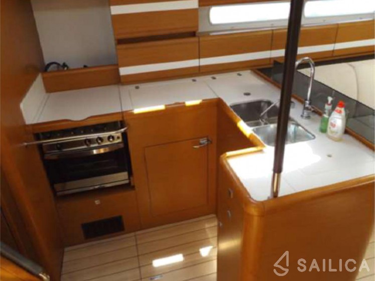 Jeanneau 53 - Yacht Charter Sailica