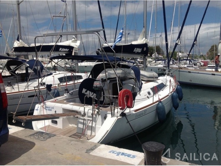 Oceanis 37 - Yacht Charter Sailica