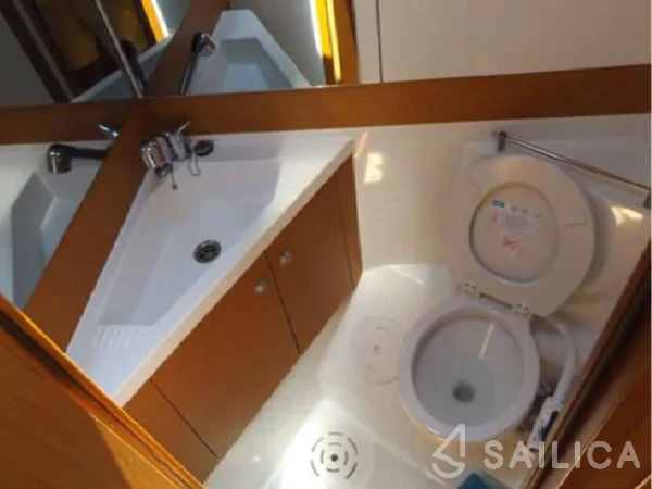 Jeanneau 53 - Yacht Charter Sailica
