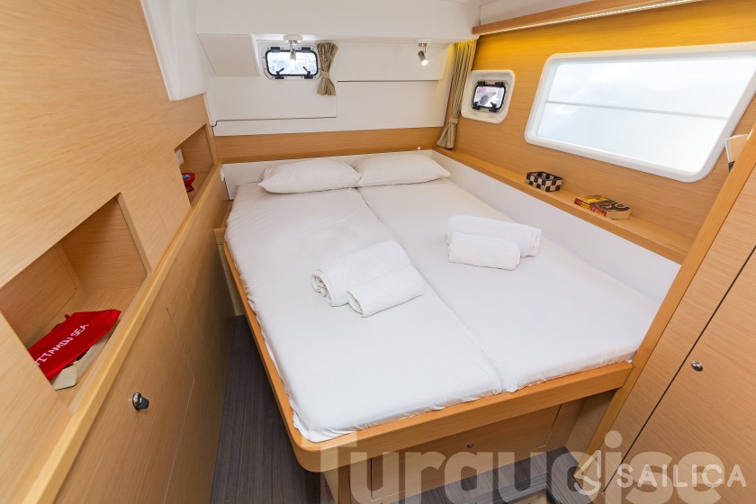 Lagoon 400 S2 - Yacht Charter Sailica