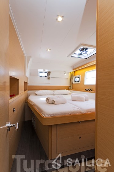 Lagoon 400 S2 - Yacht Charter Sailica