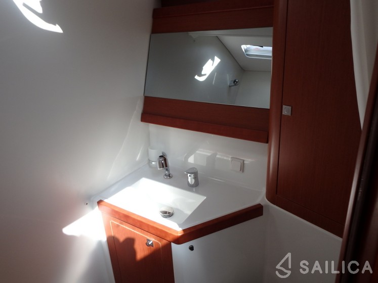 Oceanis 48 - Yacht Charter Sailica