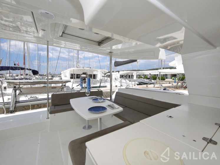 Lagoon 450  Flybridge - Yacht Charter Sailica