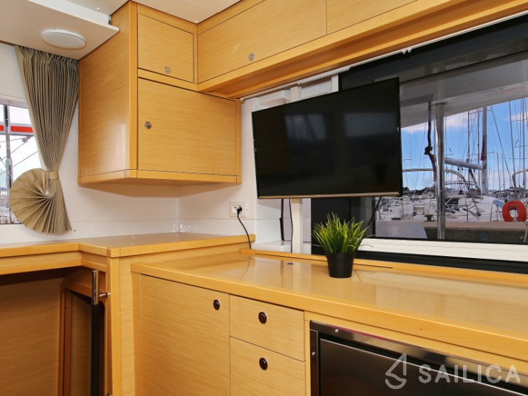 Lagoon 450  Flybridge - Yacht Charter Sailica