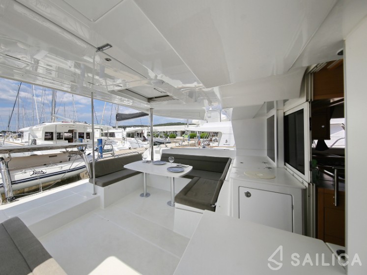 Lagoon 450  Flybridge - Yacht Charter Sailica