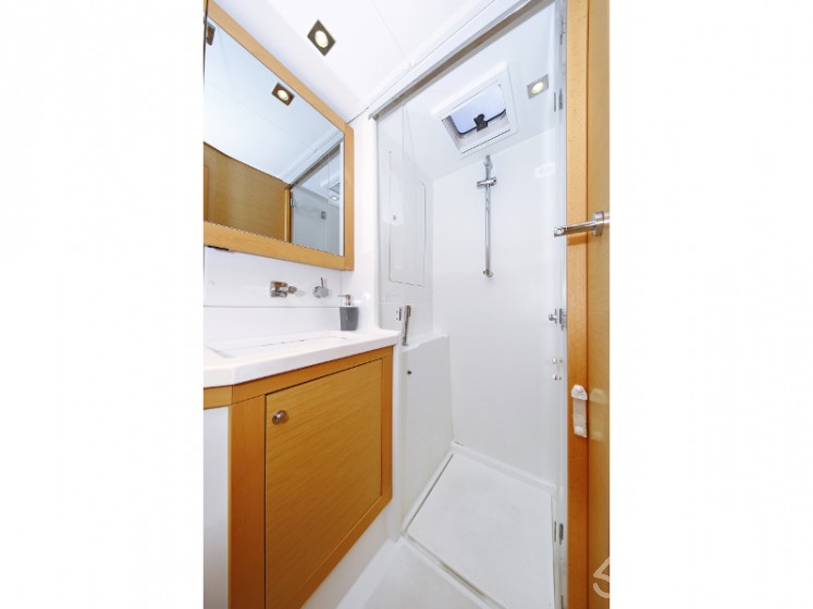 Lagoon 450  Flybridge - Yacht Charter Sailica