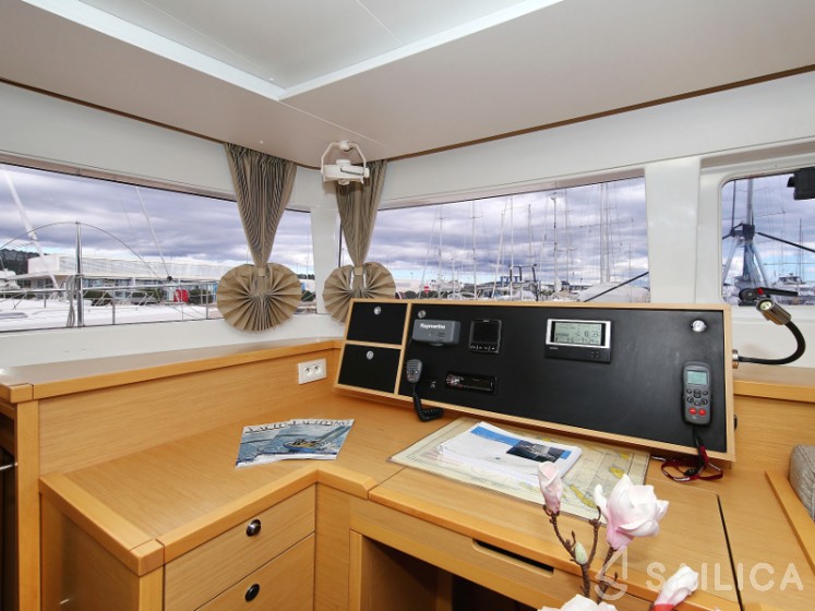 Lagoon 450  Flybridge - Yacht Charter Sailica