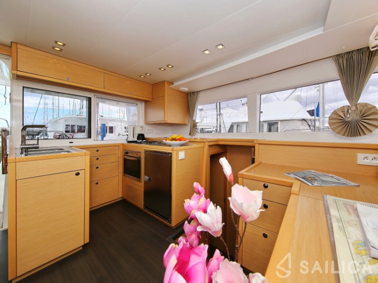 Lagoon 450  Flybridge - Yacht Charter Sailica