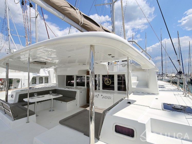 Lagoon 450  Flybridge - Yacht Charter Sailica