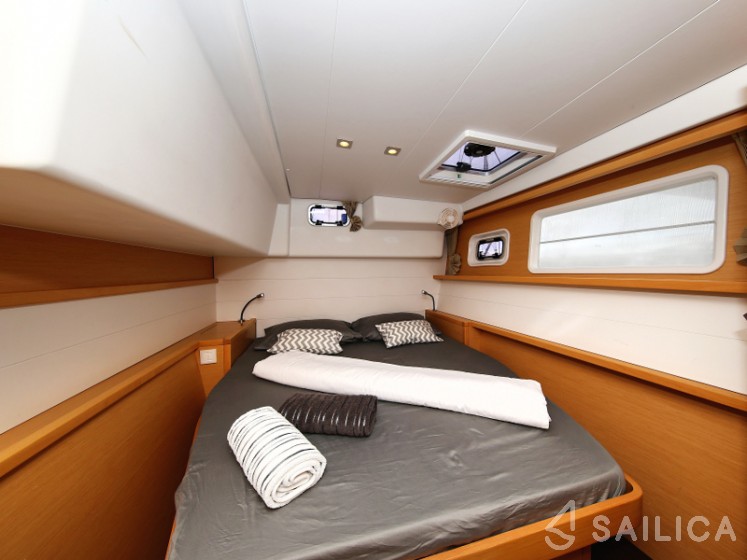 Lagoon 450  Flybridge - Yacht Charter Sailica