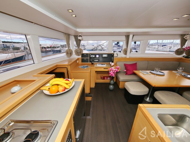 Lagoon 450  Flybridge - Yacht Charter Sailica