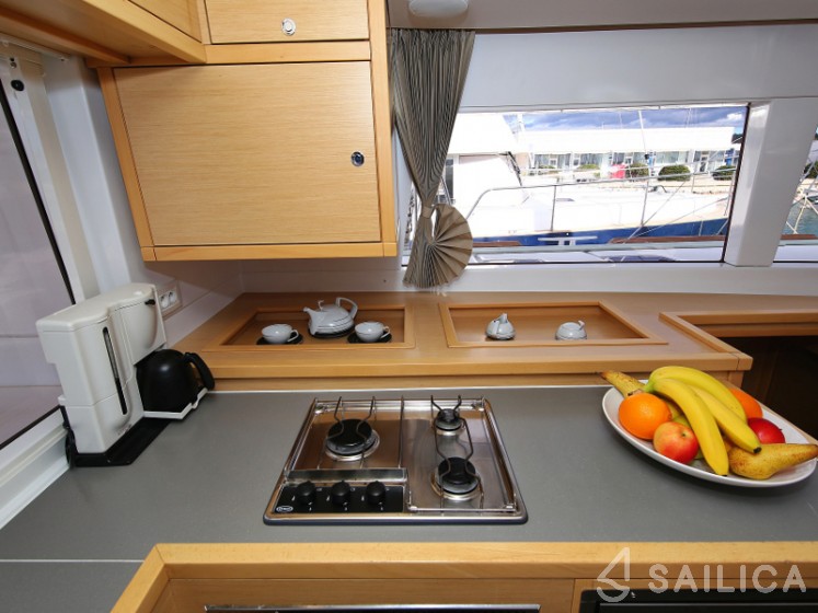 Lagoon 450  Flybridge - Yacht Charter Sailica