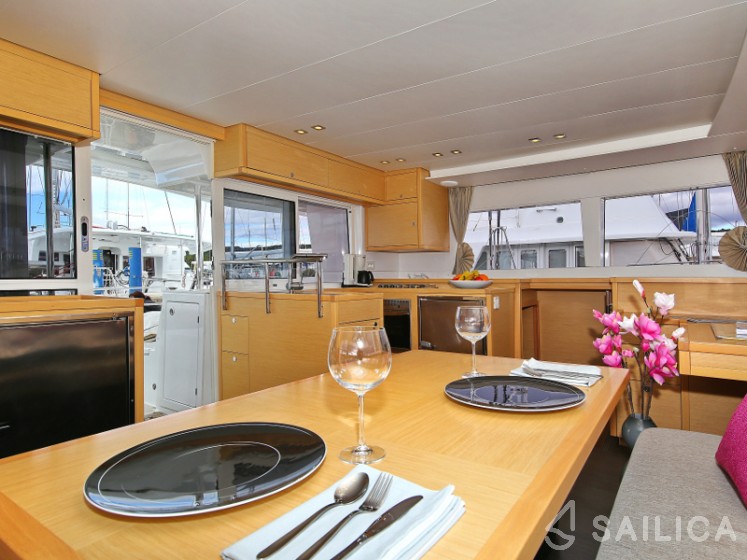 Lagoon 450  Flybridge - Yacht Charter Sailica