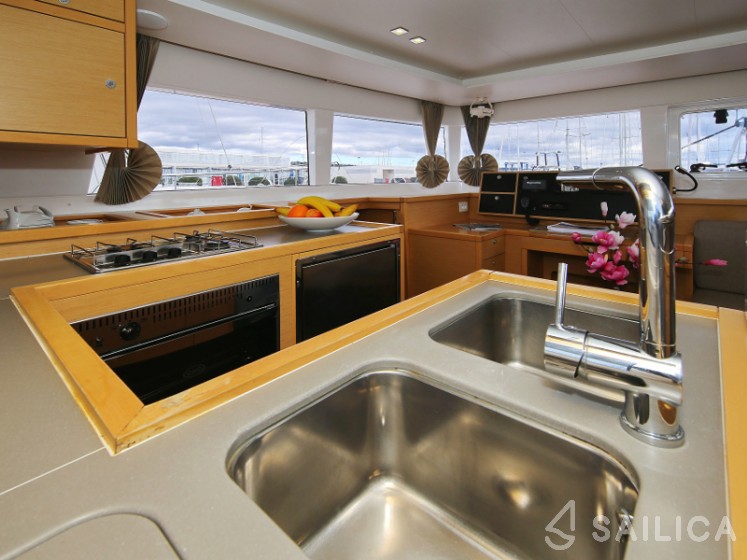 Lagoon 450  Flybridge - Yacht Charter Sailica