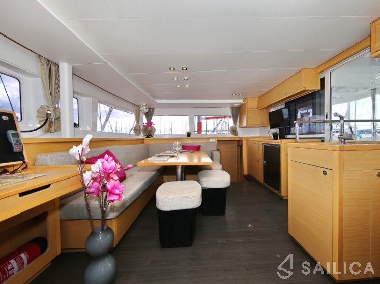 Lagoon 450  Flybridge - Yacht Charter Sailica