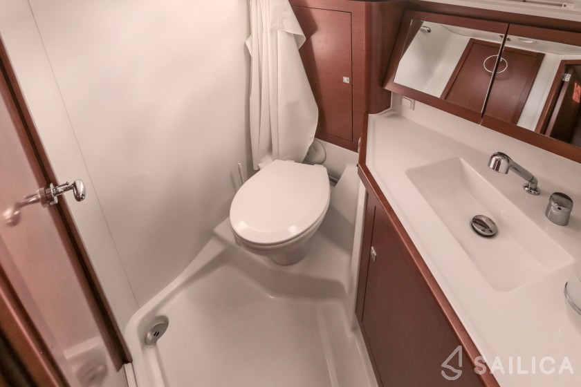 Oceanis 45 - Yacht Charter Sailica