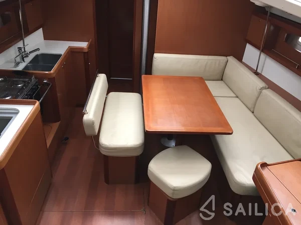 Oceanis 43 - Yacht Charter Sailica