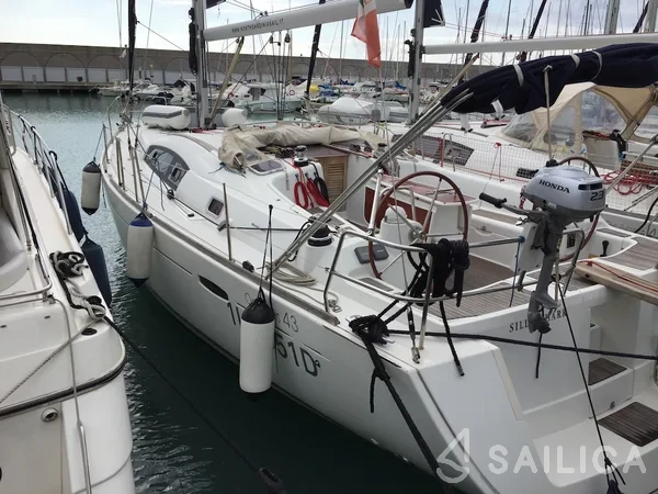 Oceanis 43 - Yacht Charter Sailica