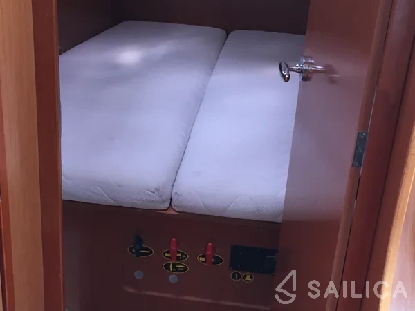 Oceanis 43 - Yacht Charter Sailica