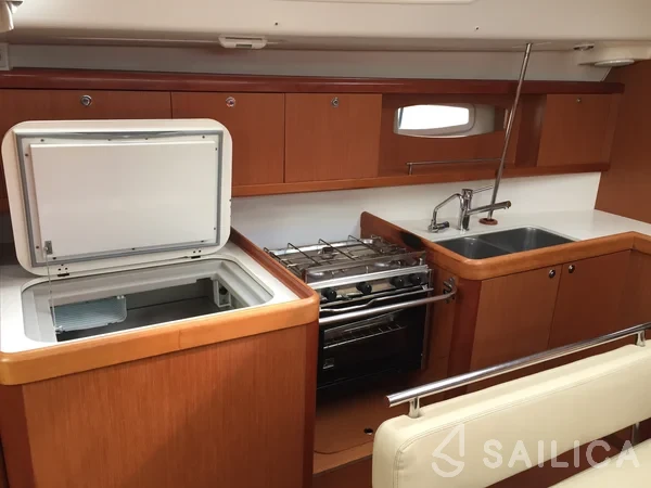 Oceanis 43 - Yacht Charter Sailica