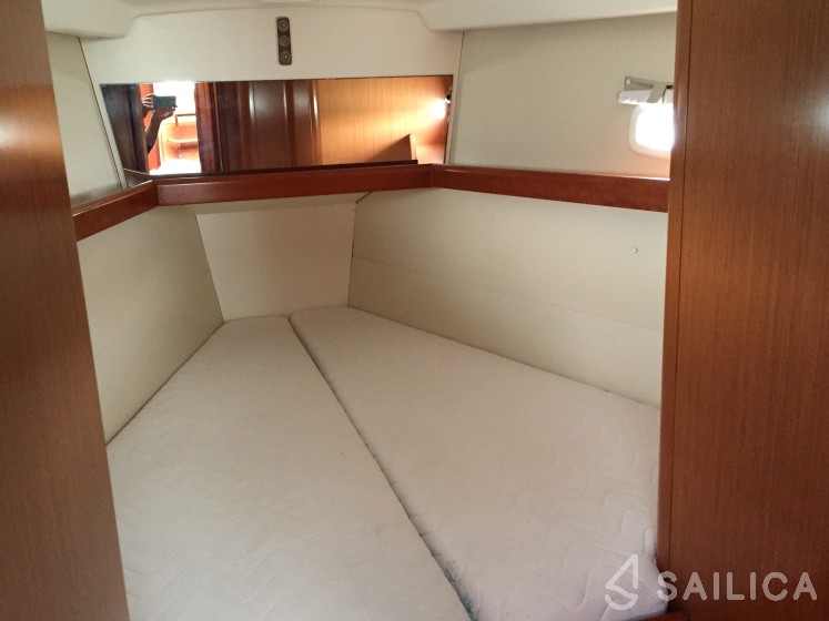 Oceanis 43 - Yacht Charter Sailica